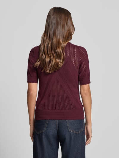 Frauenmodel trägt Regular Fit T-Shirt in Strick-Optik von Jake*s Collection aus Baumwoll-Modal-Mix, Halbarm, Rückenlänge 55 cm, Ganzkörperansicht Rückansicht.
