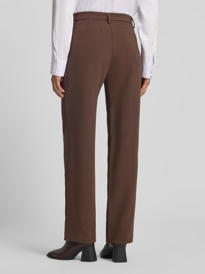 Vrouwenmodel draagt Straight Fit broek met steekzakken van Christian Berg Woman, mix met viscose, paspelzakken achter, geheel achteraanzicht.