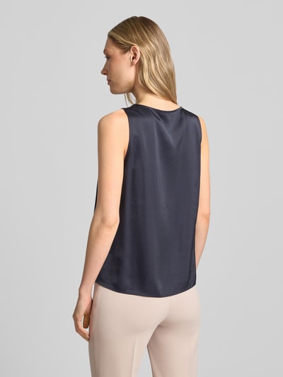 Frauenmodel trägt Blusentop mit Wasserfall-Ausschnitt von Comma, dunkelblau, Material-Mix mit Viskose-Anteil, Regular-Fit, Rückenlänge 58 cm, Drapierungen, Ganzkörperansicht Rückansicht.