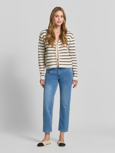 Modelka kobieca ma na sobie Straight Fit Jeans in 7/8-Länge Modell 'Ana' od Buena Vista, bawełniany materiał z domieszką stretchu, długość 7/8, szerokość w rozmiarze S: 39 cm, długość nogawki od wewnątrz w rozmiarze S: 69 cm, cała sylwetka z przodu.