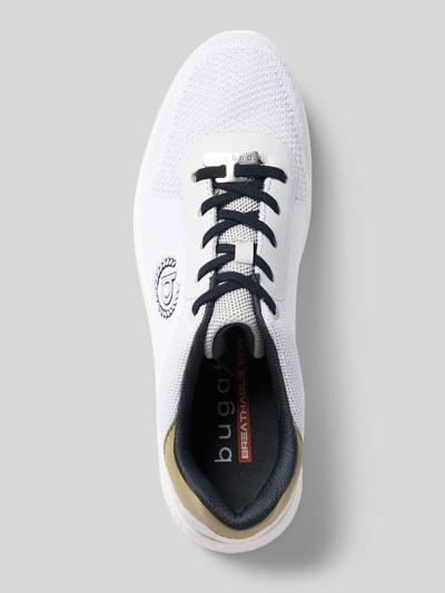 Produktfoto, sneakersy z logo model 'Victory' od bugatti, kolor biały, zaokrąglony czubek, wiązanie, logo, wysokość obcasa 3 cm, wysokość cholewki 8 cm, szerokość w rozmiarze 44: 10 cm