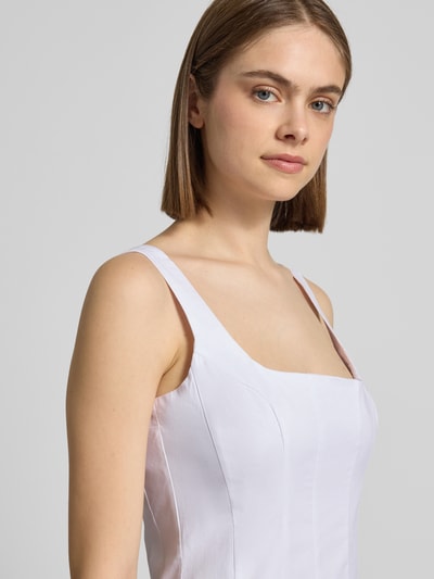 Frauenmodel trägt Cocktailkleid mit Karree-Ausschnitt Modell 'LOLITA' von Bardot aus Baumwoll-Mix mit Stretch-Anteil, Nahaufnahme Oberkörper