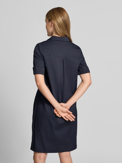 Frauenmodel trägt Hemdblusenkleid mit V-Ausschnitt von ROBE LÉGÈRE in Dunkelblau, Baumwoll-Mix mit Stretch-Anteil, Gerader-Schnitt, Minikleid, Hemdblusenkragen, Ärmel mit Aufschlag, Rückenlänge 86 cm, Brustweite 37 cm, Ärmellänge 26 cm, Ganzkörperansicht Rückansicht.
