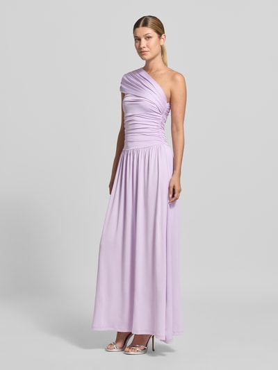 Frauenmodel trägt Cocktailkleid im One-Shoulder-Look Modell 'WINJA' von YAS in Flieder, taillierter Maxikleid-Schnitt, Material-Mix mit Stretch-Anteil, Ganzkörperansicht von vorne.
