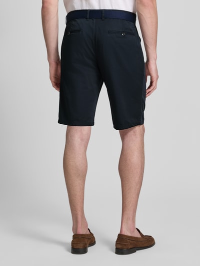 Männermodel trägt Bermudas aus Light Baumwolle mit Gürtel von Christian Berg Men, navyblau, Regular Fit, Rückansicht Ganzkörperansicht.