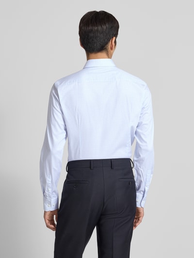 Männermodel draagt Slim Fit zakelijk overhemd van katoenmix Model 'HANK' van BOSS met all-over rasterruit motief, lichtblauw en wit, met overhemdenkraag, doorlopende knoopsluiting, lange mouwen met verstelbare 1-knoopsmanchet, licht afgeronde rompzoom, easy iron, achterpas. Ganzkörperansicht Rückansicht.