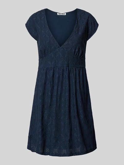 Produktfoto, kurzes Kleid mit V-Ausschnitt, Lochstickerei und großer Schleife von REVIEW, dunkelblau, A-Linie, Material-Mix mit Stretch-Anteil