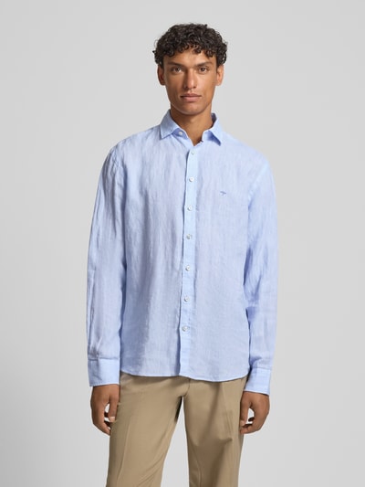 Männermodel trägt Slim Fit Leinenhemd mit Haifischkragen von Fynch-Hatton, hellblau, Label-Stitching, Ganzkörperansicht von vorne, Reines Leinen, Schulterbreite 47 cm, Rückenlänge 77 cm, Ärmellänge 61 cm.