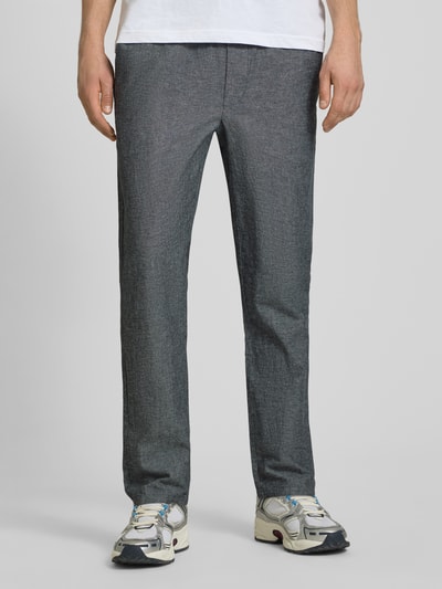 Männermodel trägt Tapered Leinenhose aus Baumwoll-Leinen-Mix Modell 'LINUS' von Only & Sons in Melange-Optik, Ganzkörperansicht von vorne.