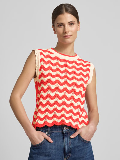 Frauenmodel trägt Pullunder im Allover-Look mit Wellensaum von Christian Berg Woman in Rot und Creme, Regular Fit, Rundhalsausschnitt, strukturierte Stricktextur, Rückenlänge bei Größe S: 55 cm, Nahaufnahme Oberkörper.