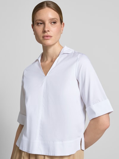 Frauenmodel trägt Regular Fit Blusenshirt aus Baumwoll-Mix von s.Oliver RED LABEL, Optik: Unifarben, Kurzarm mit Umschlag, Ganzkörperansicht von vorne.