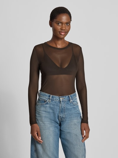 Frauenmodel trägt Slim Fit Langarmshirt mit Rundhalsausschnitt Modell 'LOVA' von VERO MODA, transparentes Schwarz, kombiniert mit blauen Jeans, Damen Langarmshirt, Ganzkörperansicht von vorne.