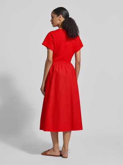 Vrouwenmodel draagt uitlopend vrijetijdsjurk van materiaal-mix model 'CODY' van Tommy Hilfiger, effen rood, katoenmix, midi-lengte, rugaanzicht.