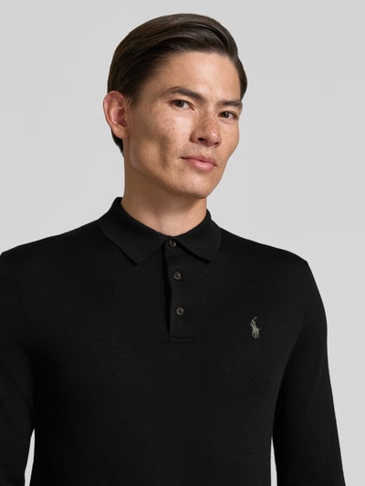 Männermodel trägt schwarzen Regular Fit Pullover aus reiner Wolle von Polo Ralph Lauren, feine Textur, Nahaufnahme Oberkörper, Herren Pullover von Polo Ralph Lauren.
