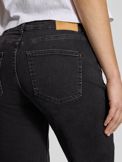 Frauenmodel trägt Straight Fit Jeans im 5-Pocket-Design von Review aus schwarzem Baumwoll-Mix, Detailaufnahme Rückansicht.