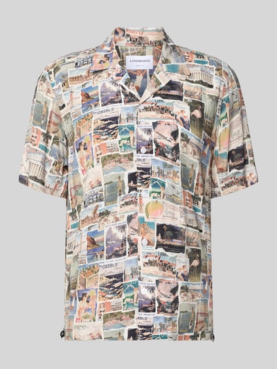 Produktfoto, Relaxed Fit Freizeithemd aus Viskose mit Reverskragen von Lindbergh, multicolor Allover-Collagemuster, reine Viskose, kurze Ärmel, strukturierte Oberfläche.