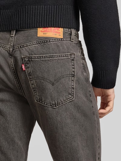 Männermodel trägt Jeans mit 5-Pocket-Design von Levi's®, graue Baumwolle, Relaxed Fit, Detailaufnahme Rückansicht