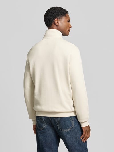 Männermodel trägt Relaxed Fit Sweatshirt aus elastischem Baumwoll-Mix von Napapijri, helle Farbe, elastische Abschlüsse, Ganzkörperansicht Rückansicht.