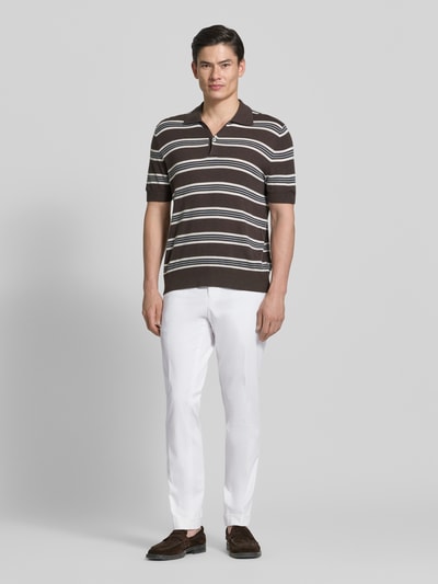 Mannenmodel draagt Slim Fit Hose aus Baumwoll-Mix Modell 'H-GENIUS' van BOSS in effen wit twill met steekzakken en persvouwen, full-body vooraanzicht.