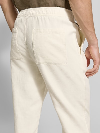 Männermodel trägt Hose mit elastischem Bund und Tunnelzug von JAKE*S STUDIO MEN aus reiner Baumwolle, Relaxed-Fit, Detailaufnahme Rückansicht.