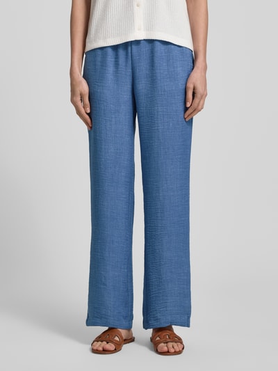 Vrouwenmodel draagt wide leg broek model 'CHARISSA' van Soyaconcept in denimlook met elastische band, context: dames broek, bandwijdte maat S 36 cm, binnenbeenlengte maat S 75 cm, voorkant detailopname.