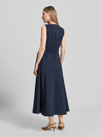 Frauenmodel trägt dunkelblaues, ärmelloses A-Linie Abendkleid mit Baumwoll-Anteil Modell 'GENTILE' von Weekend Max Mara, Damen Abendkleid, Ganzkörperansicht Rückansicht.