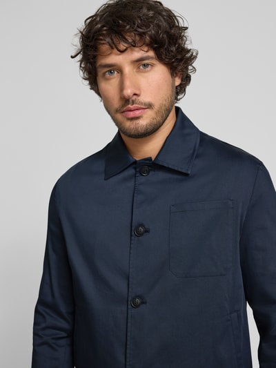Mannelijk model draagt Regular Fit Hemdjacke met borstzak van Manuel Ritz, katoenmix met stretch, kentkraag, knoopsluiting, marineblauw, close-up bovenlichaam.