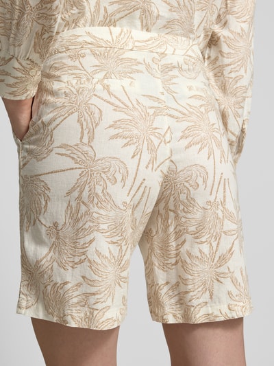 Frauenmodel trägt Bermudas aus Leinen-Mix mit Label-Detail von Fynch-Hatton, beiges Muster, französische Eingrifftaschen, angedeutete Gesäßleistentaschen, Wide-Fit, Haken- und Reißverschluss, Nahaufnahme Rückansicht.