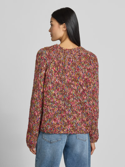 Vrouwenmodel draagt Regular Fit Pullover met schurwoll-aandeel in tricotlook van Rich & Royal, kleurmix, ruglengte 60 cm, mouwlengte 67 cm, elastische materiaalmix, ronde hals, gebreide textuur, ganzlichaamsaanzicht achteraan.