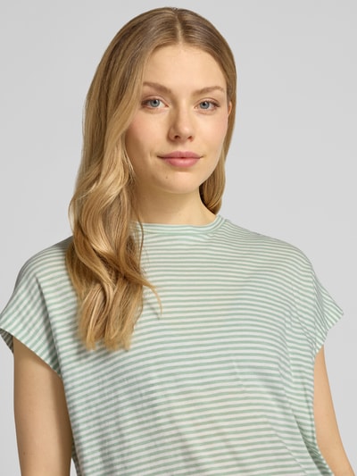 Frauenmodel trägt Damen T-Shirt von Armedangels Modell 'STRIPE' mit Optik:Allover-Muster, Loose-Fit, gestreift, reine Bio-Baumwolle, Nahaufnahme Oberkörper.