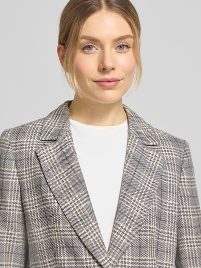 Frauenmodel trägt Blazer mit Reverskragen von WHITE LABEL in Grau mit Karomuster, gerade Passform, Nahaufnahme Oberkörper.