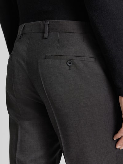 Männermodel trägt Regular Fit Anzug aus Schurwolle mit 2-Knopf-Sakko von Roy Robson, Detailaufnahme Gesäßpartie der Anzughose.