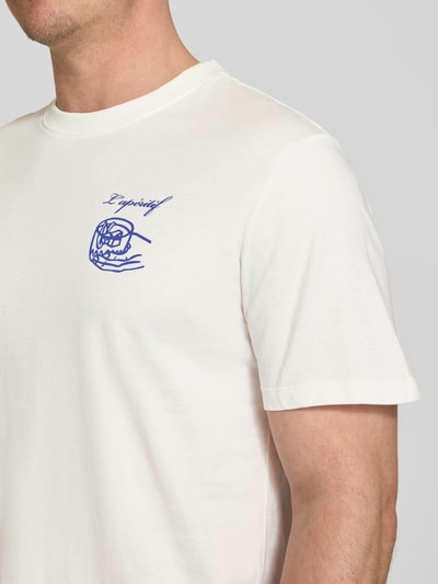 Männermodel trägt T-Shirt mit Motiv-Print Modell 'EGEBJERG' von Casual Friday in Weiß, Baumwolle, Regular Fit, Nahaufnahme Oberkörper.