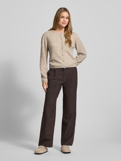 Vrouwenmodel draagt Strickjacke aus Woll-Mix Modell 'Kellsey' van MSCH Copenhagen, beige, regular fit, knoopsluiting, voorkant, volledige lichaamsweergave.