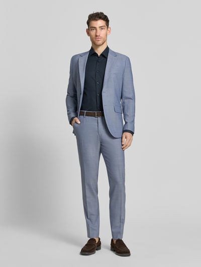 Männermodel trägt Regular Fit Businesshemd aus Baumwoll-Mix Modell 'JOE' von BOSS in Dunkelblau mit Allover-Muster, Ganzkörperansicht von vorne.