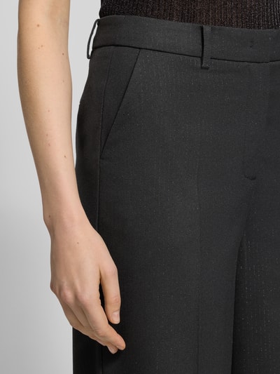 Kobiece modelka nosi Stoffhose mit Gesäßtaschen od More & More, czarny materiał z domieszką wiskozy, luźny krój, zbliżenie na górną część spodni, widok z przodu.