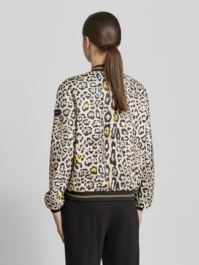 Frauenmodel trägt Blouson mit Eingrifftaschen Modell 'SUZY BLUE' von Frieda & Freddies, Material-Mix mit Stretch-Anteil, Loose-Fit, Ganzkörperansicht Rückansicht.