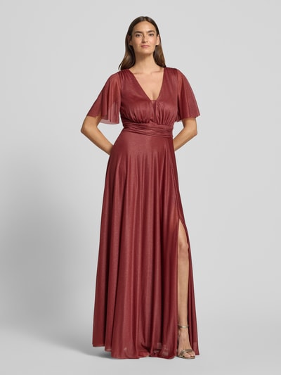 Kobiece modelka nosi 'Schimmerndes Maxikleid mit V-Ausschnitt und Taillenband' od Christian Berg Cocktail, efekt błyszczący, siateczka, linia a, dekolt w serek, tasiemka w talii, długość tyłu w rozmiarze 36: 149 cm, szerokość w rozmiarze 36: 35 cm, długość rękawów w rozmiarze 36: 29 cm, pełny widok z przodu