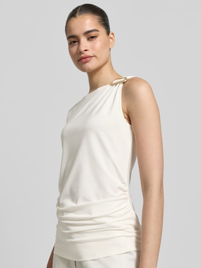 Frauenmodel trägt Trägertop aus Viskose-Mix mit Drapierungen von Jake*s Collection in Creme, Slim-Fit, Rundhalsausschnitt, Ganzkörperansicht von vorne