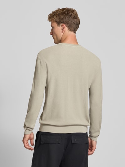 Männermodel trägt Regular Fit Pullover aus reiner Baumwolle Modell 'TONY' von ONLY & SONS in Beige mit feiner Struktur, Ganzkörperansicht Rückansicht.