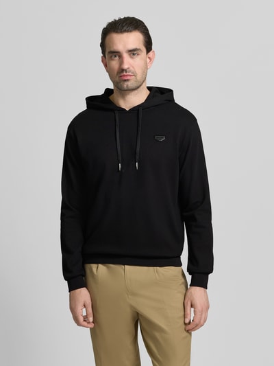 Männermodel trägt Regular Fit Hoodie in Strick-Optik von Antony Morato, Schwarz, Kapuze mit Tunnelzug, Baumwoll-Mix, Ganzkörperansicht von vorne.