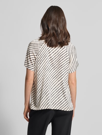 Frauenmodel trägt Blusenshirt mit Schlüsselloch-Ausschnitt von Comma im Allover-Look, Material-Mix mit Stretch-Anteil, Ganzkörperansicht Rückansicht.