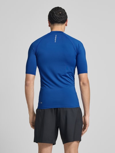 Mannenmodel draagt Sonnenschutz Wet Shirt Surfshirt mit UPF50 Modell 'EVERYDAY' van Quiksilver in blauw, elastische materiaalmix, nauwsluitende pasvorm, opstaande kraag, labelprint, halflange mouwen, ruglengte maat M 71 cm, rugaanzicht, geheel lichaam.