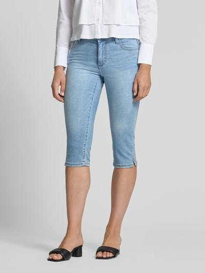 Frauenmodel trägt Caprijeans mit Eingrifftaschen von Mustang, hellblau, Slim Fit, Used-Look, Baumwoll-Mix, Nahaufnahme Oberkörper bis Knie.