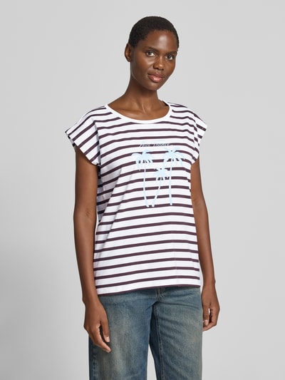 Vrouwenmodel draagt T-shirt met motiefprint model 'Fenjal' van FREE/QUENT, mix van biologisch katoen en elastaan, regular fit, ronde hals, ruglengte bij maat S 63 cm, wit met paarse strepen en lichtblauw motief, frontale volledige opname