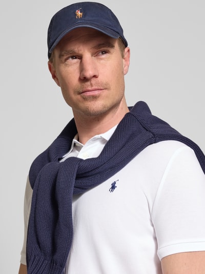 Männermodel trägt Slim Fit Poloshirt aus Baumwoll-Mix von Polo Ralph Lauren, Optik: Unifarben, Logo-Detail, Polokragen, Nahaufnahme Oberkörper.