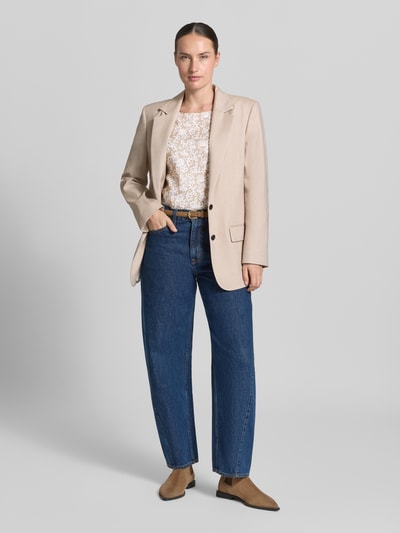 Frauenmodel trägt Relaxed Fit T-Shirt aus reiner Viskose von Christian Berg Woman mit floralem Allover-Print, beige Töne, Ganzkörperansicht von vorne.