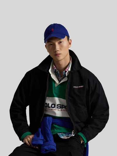Männermodel trägt Regular Fit Blouson aus reiner Baumwolle von Polo Ralph Lauren in Schwarz mit Umlegekragen, Nahaufnahme Oberkörper.