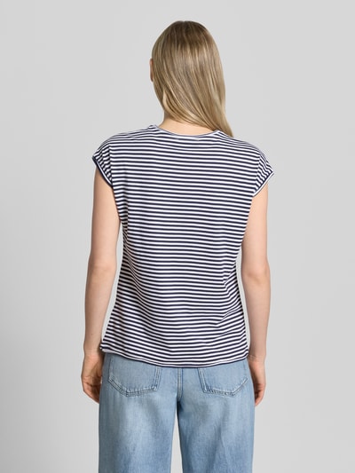 Frauenmodel trägt T-Shirt mit Rundhalsausschnitt von Christian Berg Woman, Reine Baumwolle, Regular-Fit, Rollsaum, Rückenlänge 55 cm, Ganzkörperansicht Rückansicht.