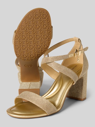 Produktfoto, Sandalette mit Blockabsatz Modell 'ALEXA' von MICHAEL Michael Kors in Gold, offene abgerundete Spitze, Riemen mit Dornschließe, strukturierte Textur, Label-Detail, Absatzhöhe 8 cm, Schafthöhe 9 cm, Schaftweite 11 cm.